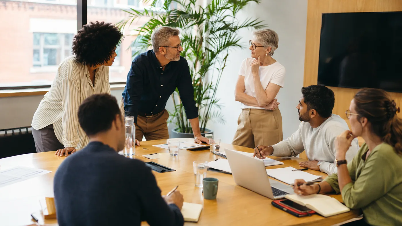 Equipo de trabajo reunido alrededor de una mesa